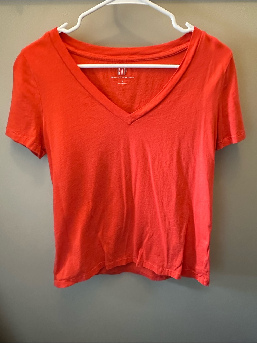 GAP Short Sleeve V-Neck Tee in Coral